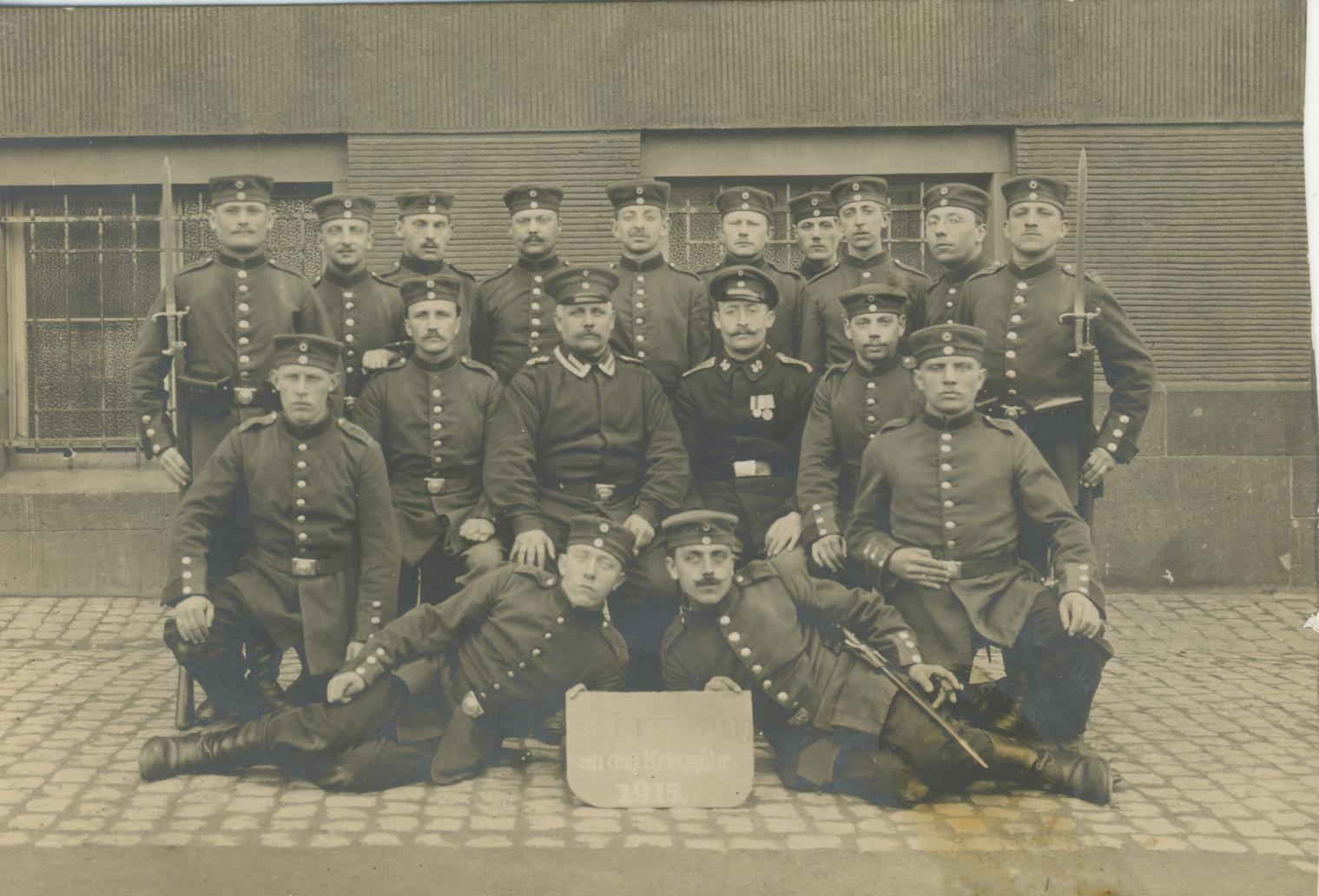Erinnerungsfoto von Otto Hirsch (mittig in der hinteren Reihe) im Kreis sein Kameraden (Bildpostkarte von 1915)